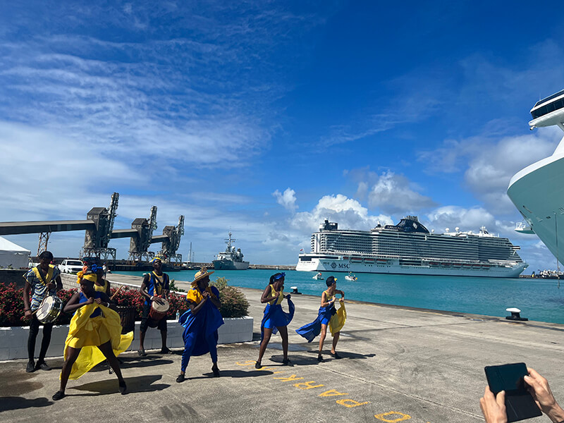 Cultura local e navio na rota na Travessia Caribe-Europa