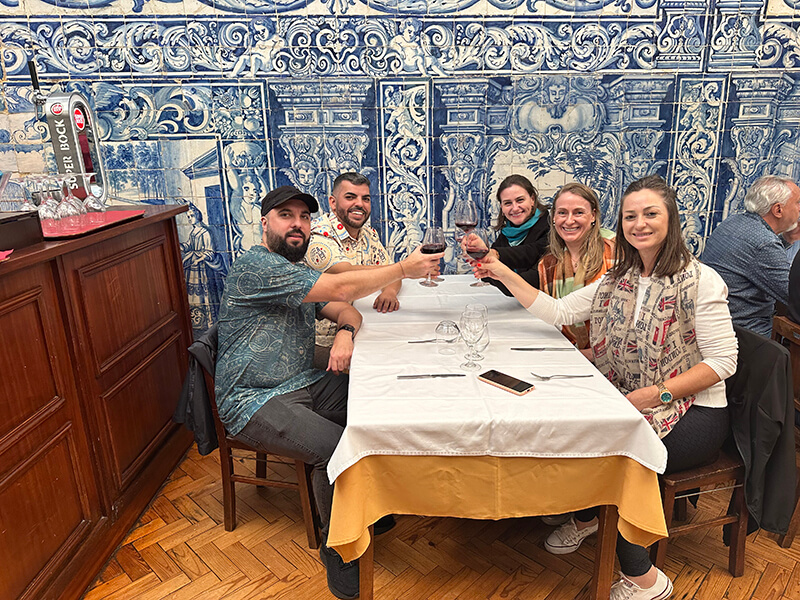 Grupo Rigue brindando durante a Travessia Caribe-Europa