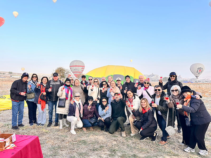 Grupo Rigue celebrando a experiência na Capadócia durante a Turquia Exotics