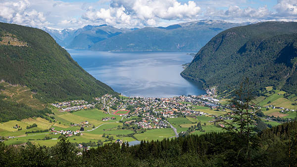 Vik i Sogn nos Fiordes da Noruega