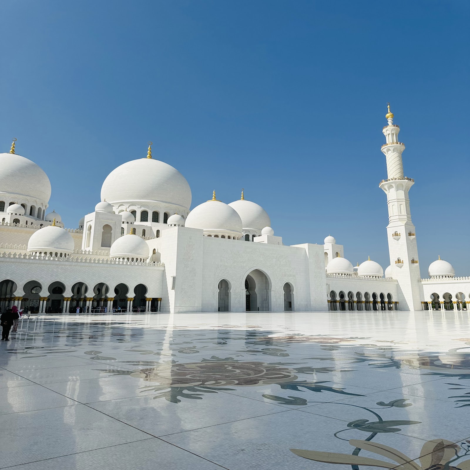 Pátio e arquitetura da Grande Mesquita Sheikh Zayed em Abu Dhabi