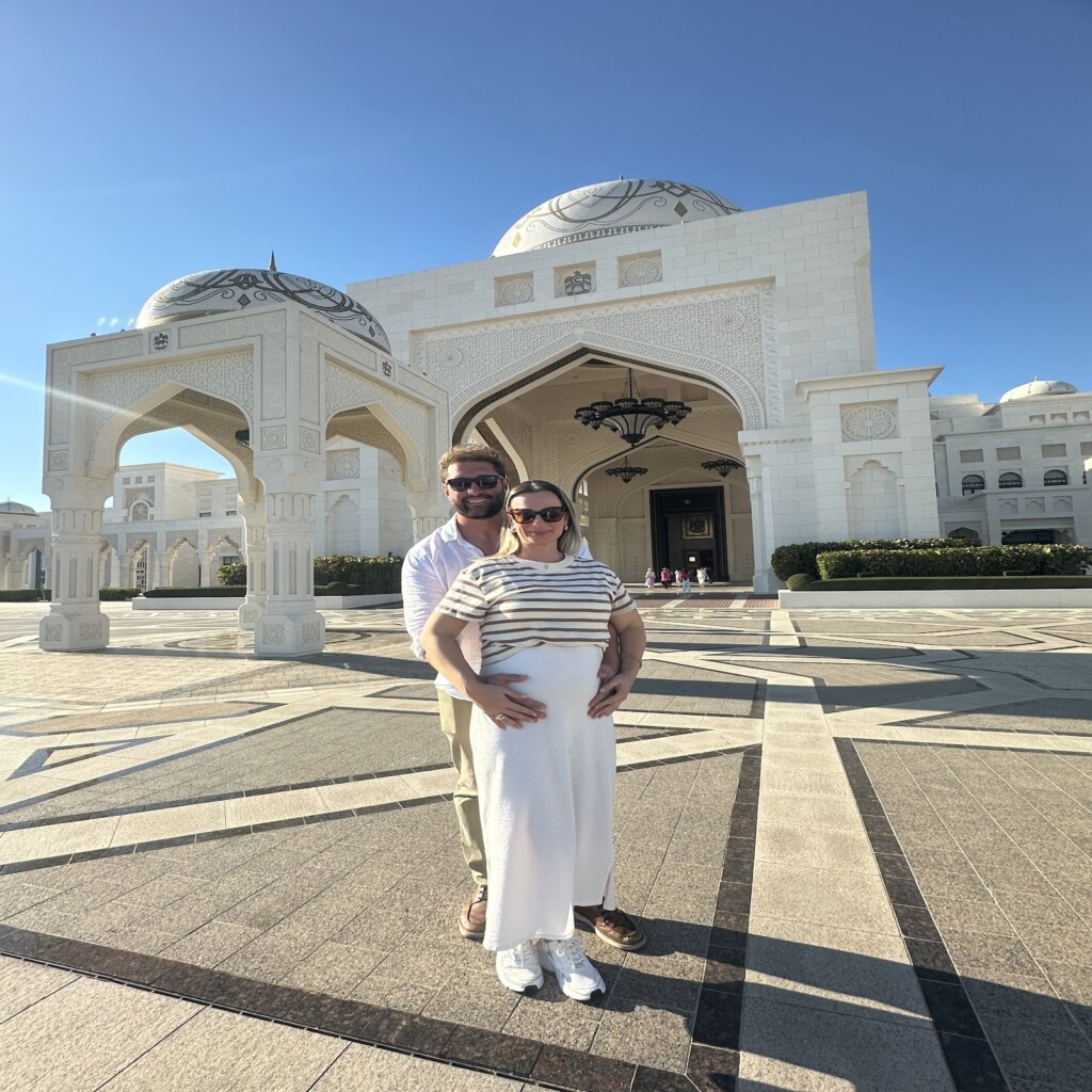 Viajantes em frente ao Qasr Al Watan em Abu Dhabi