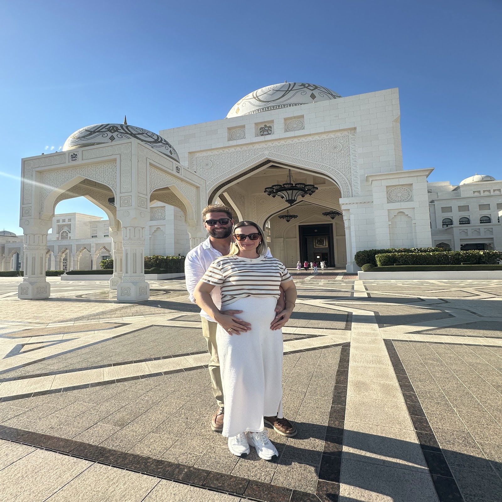 Viajantes em frente ao Qasr Al Watan em Abu Dhabi