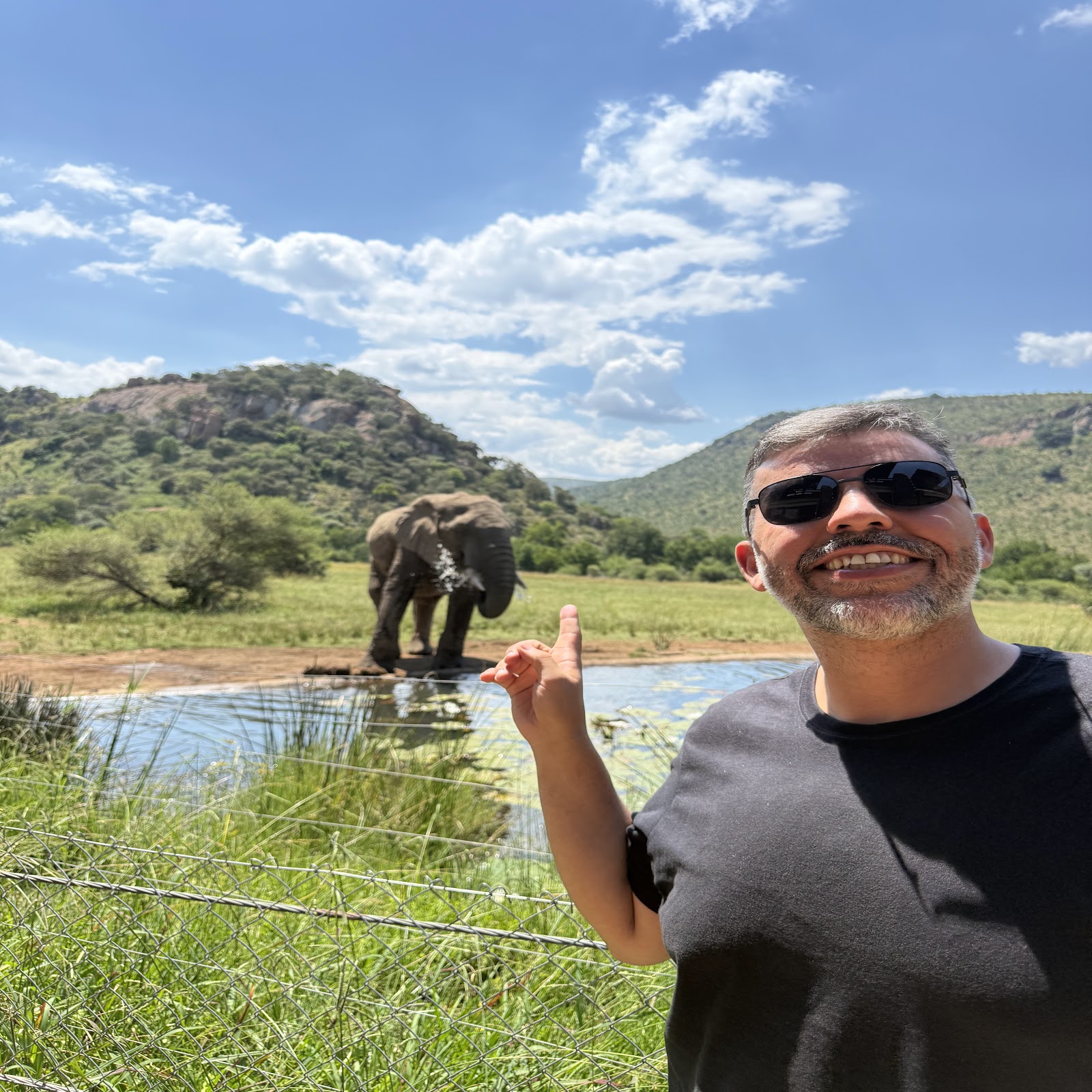 Registro de bastidor com elefante durante a viagem da Rigue pela África do Sul