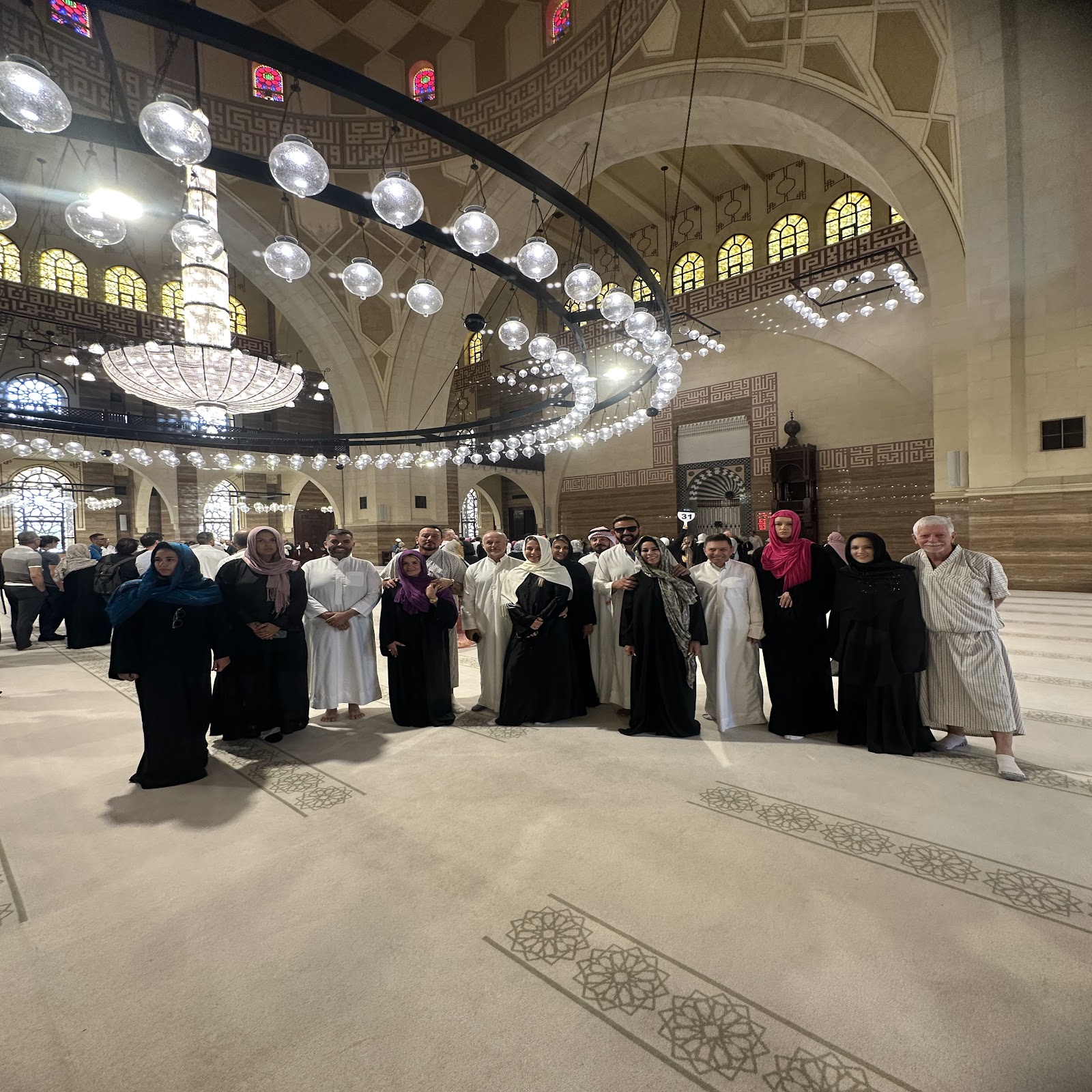 Interior da Grande Mesquita Al-Fateh durante visita cultural em Manama