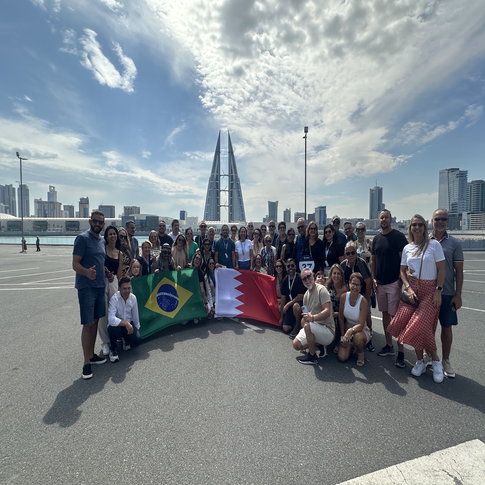 Grupo Rigue com bandeiras do Brasil e do Bahrein em Manama