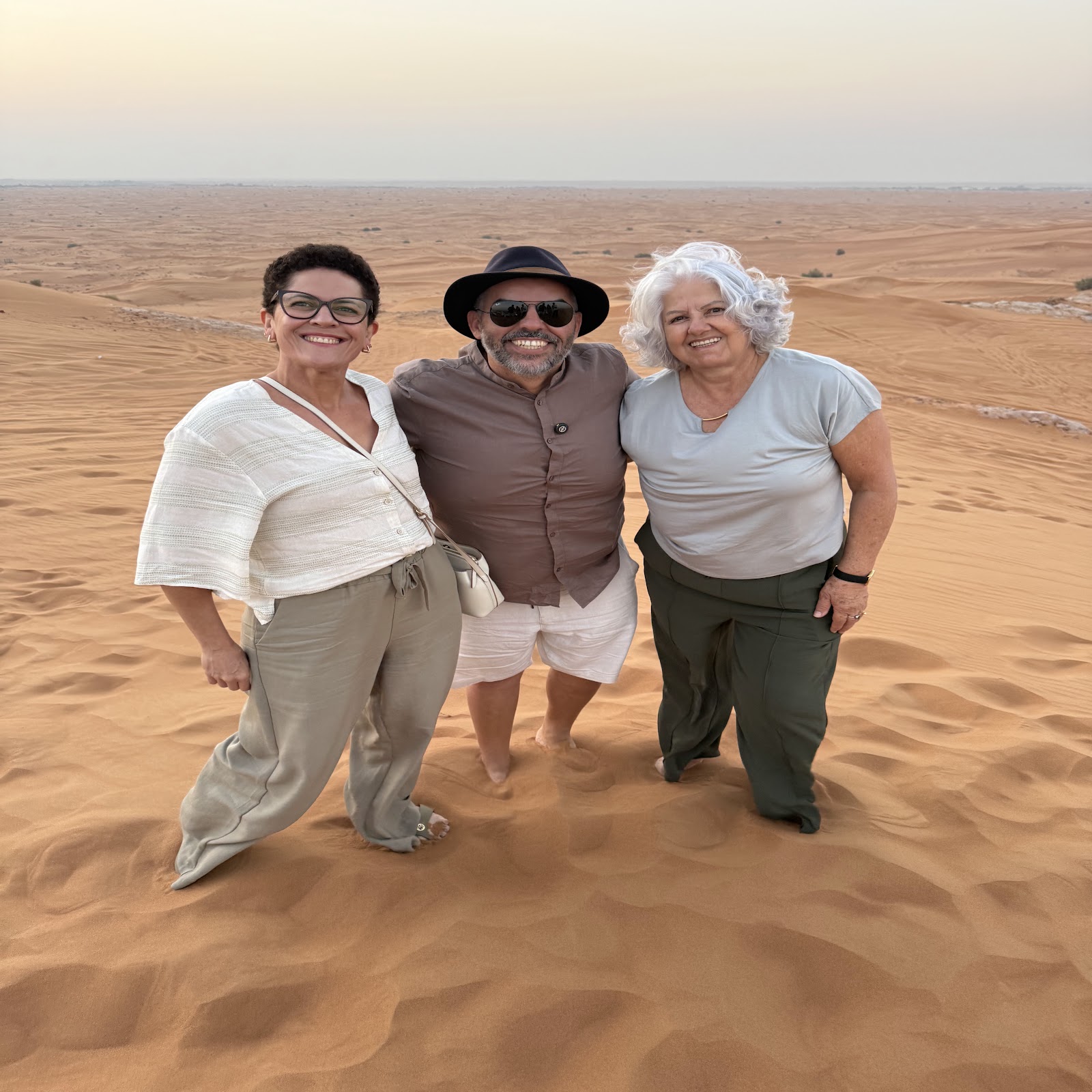 Viajantes da Rigue nas dunas do deserto de Dubai