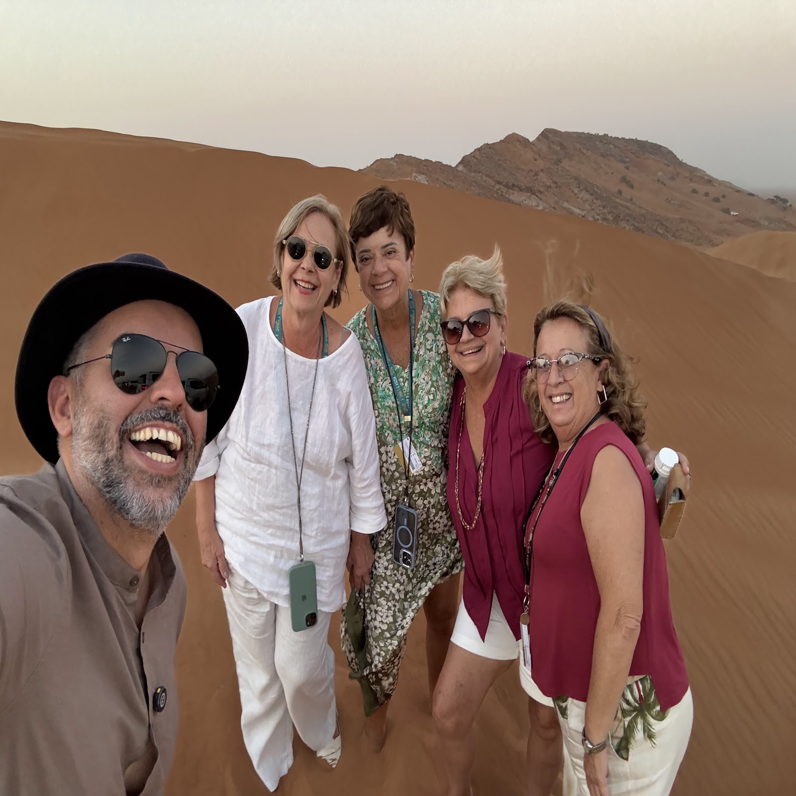 Selfie de grupo durante o passeio no deserto de Dubai