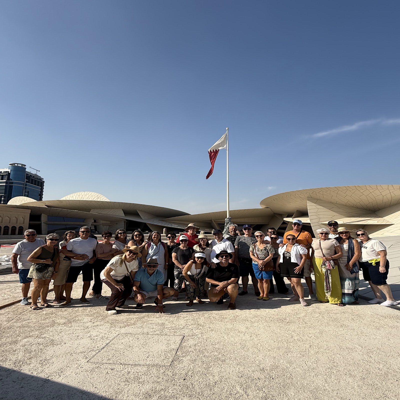 Grupo Rigue em frente ao Museu Nacional do Catar em Doha