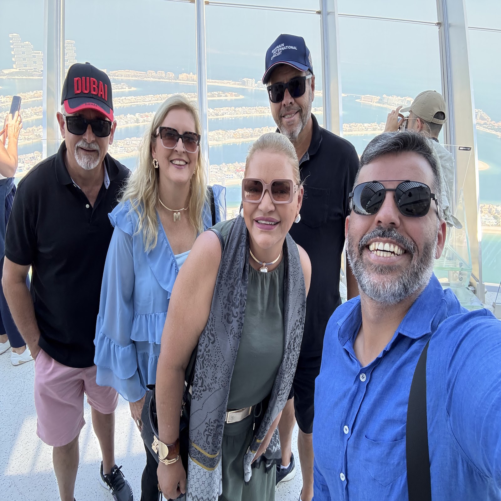 Grupo Rigue no observatório com a Palm Jumeirah ao fundo