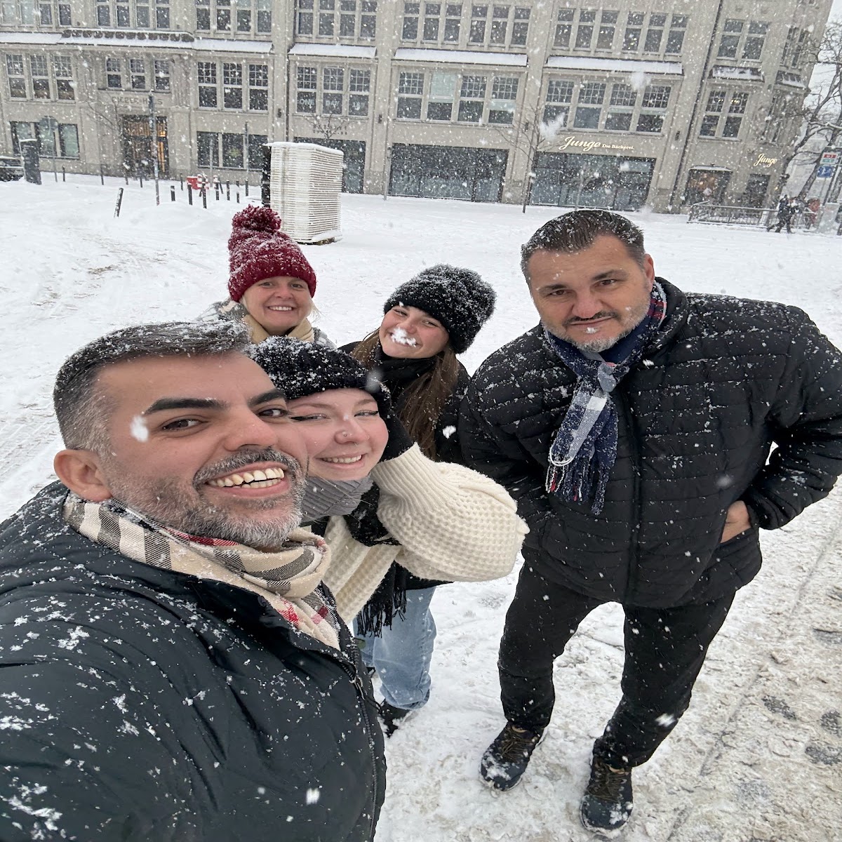 Selfie de grupo na neve durante o inverno europeu