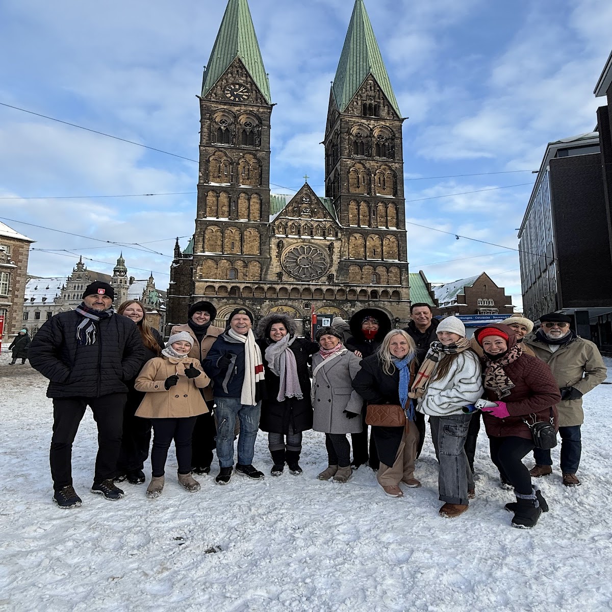 Grupo Rigue em frente a catedral europeia durante o inverno