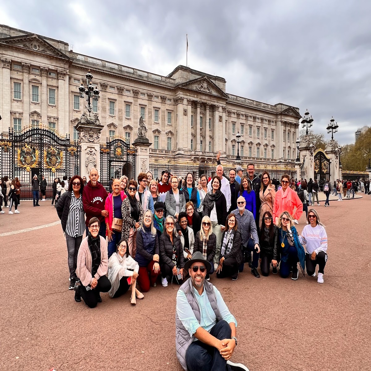 Grupo Rigue em frente ao Palácio de Buckingham em Londres