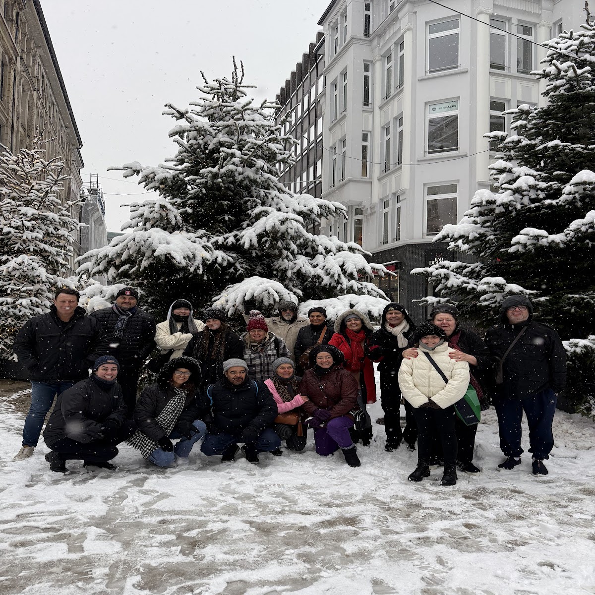 Grupo Rigue em paisagem nevada durante as férias na Europa