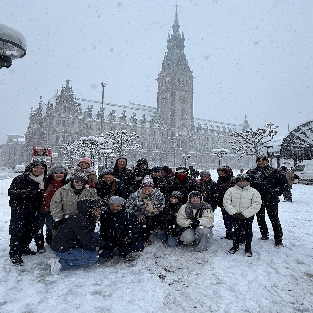 Grupo Rigue em frente a monumento europeu com neve