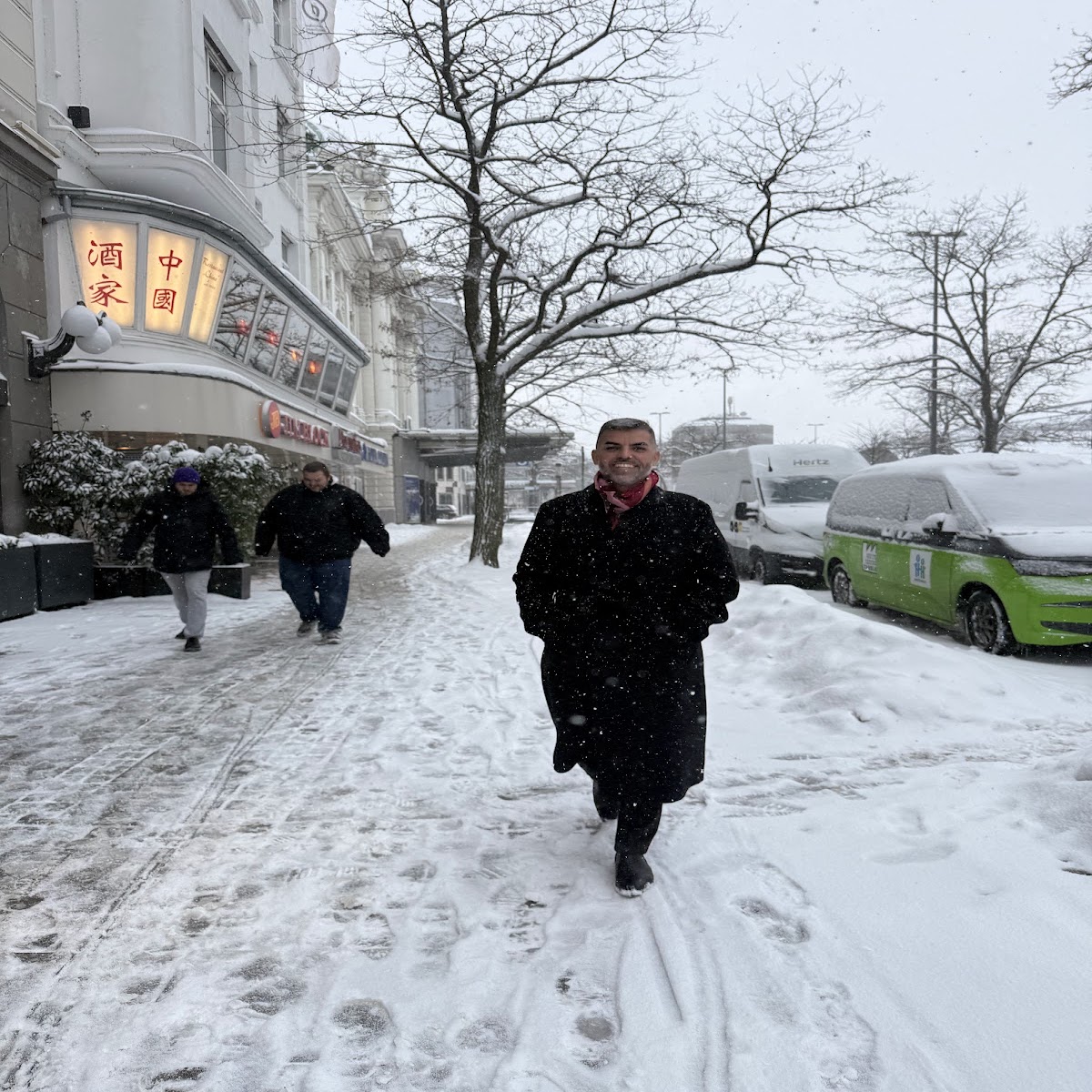 Viajante caminhando por rua nevada durante as férias na Europa