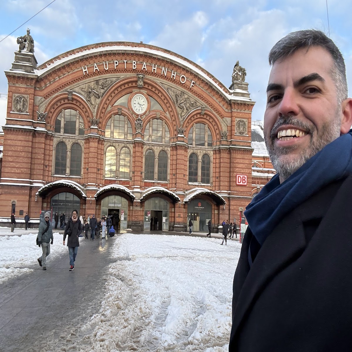Viajantes da Rigue em estação na Europa com neve