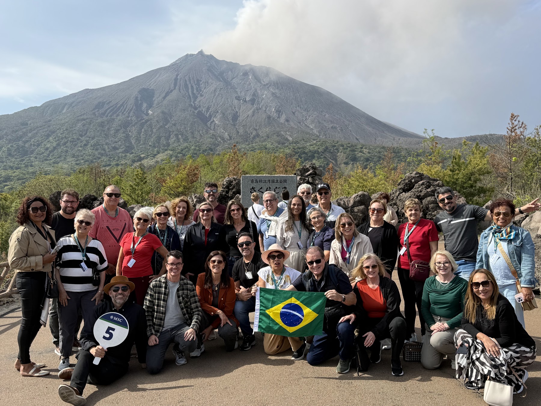 Grupo da Rigue diante do vulcão em Kagoshima durante a viagem ao Japão