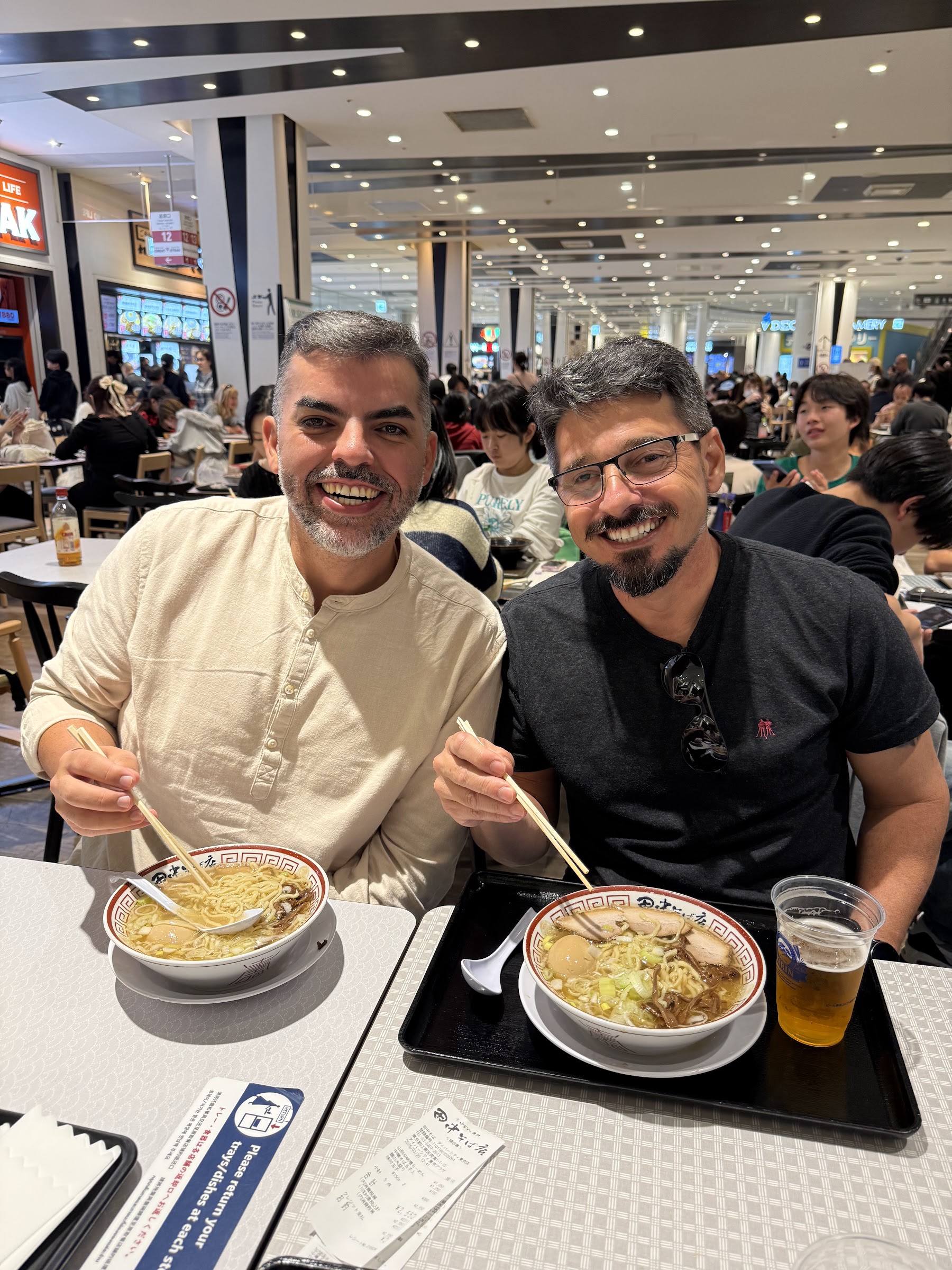 Viajantes da Rigue experimentando ramen durante a viagem ao Japão