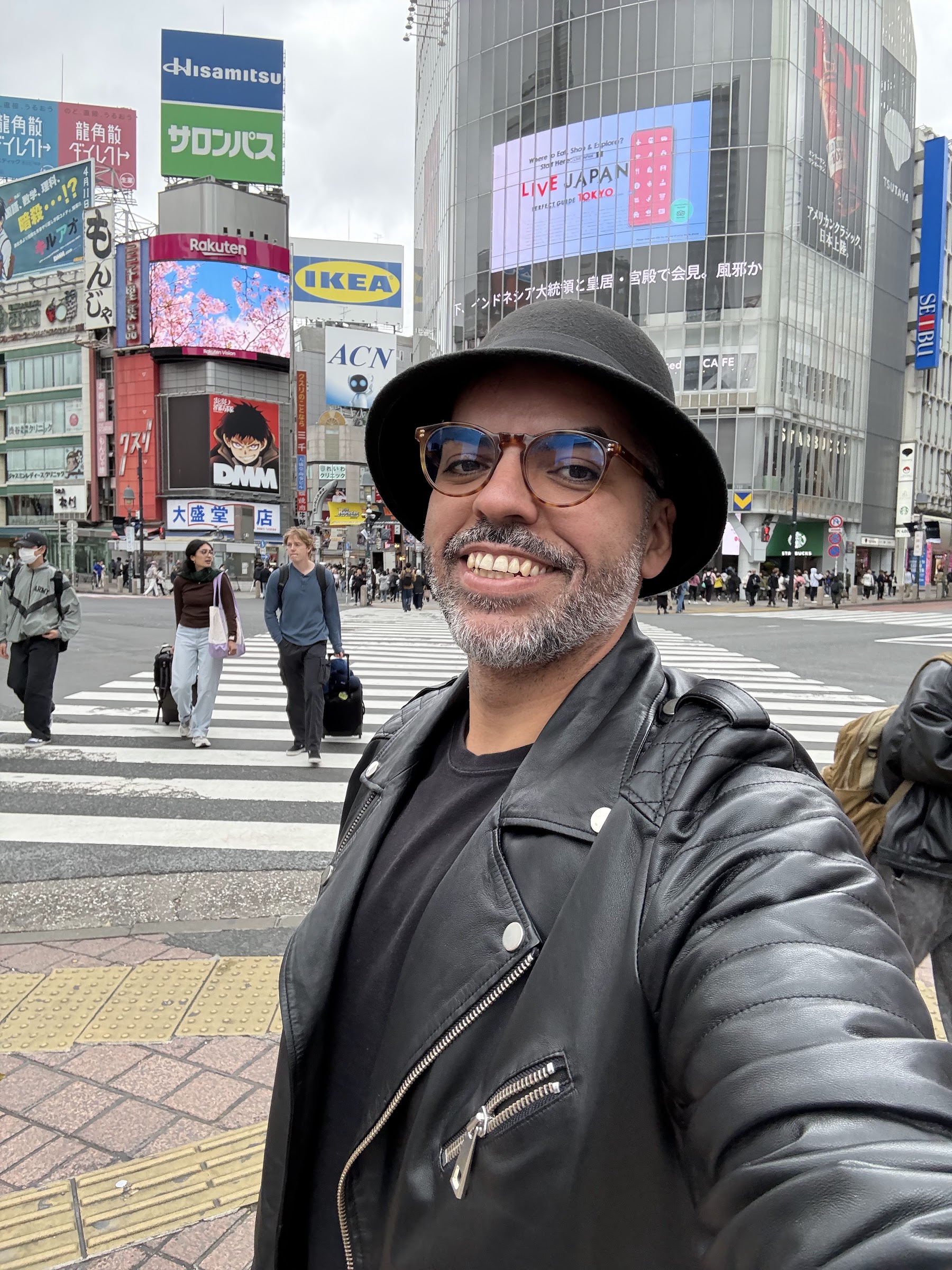 Viajante da Rigue em Shibuya Crossing durante a experiência em Tóquio