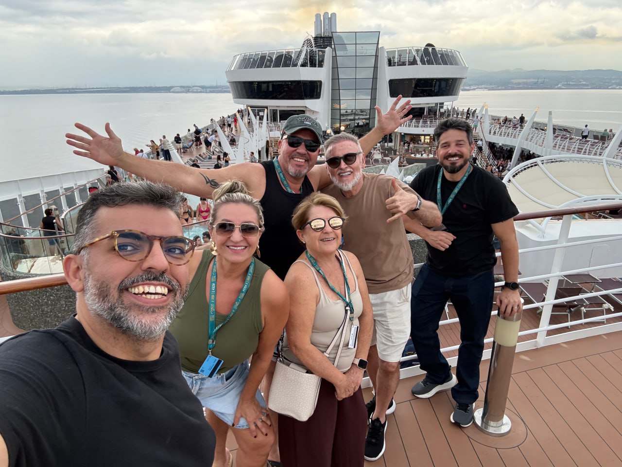 Passageiros da Rigue reunidos em viagem em grupo.