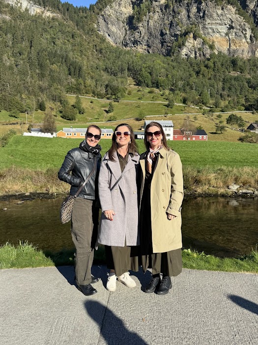 Viajantes Rigue com cenário da Noruega