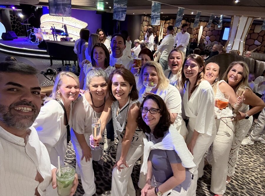 Grupo da Rigue sorrindo durante uma experiência internacional em grupo