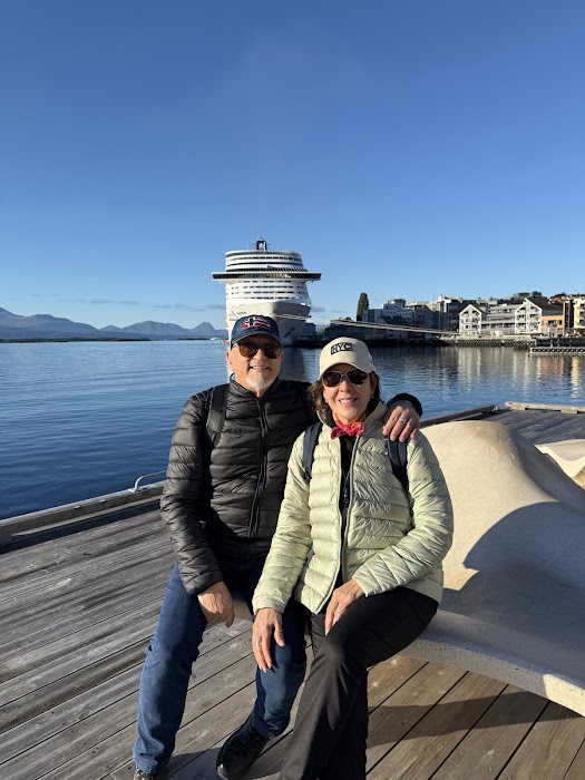 Viajantes em cenário da Noruega