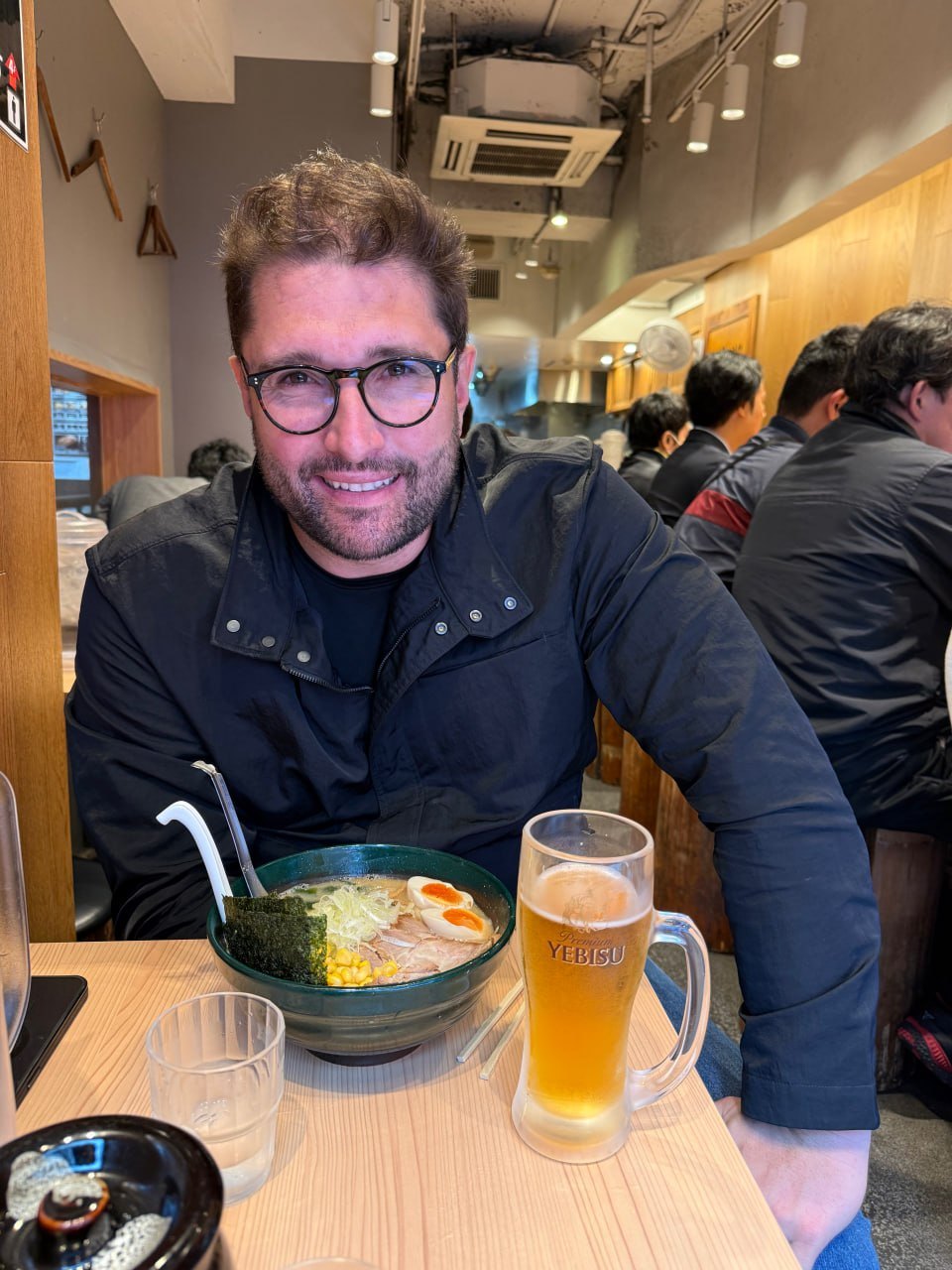 Marciano provando ramen durante viagem ao Japão com a Rigue