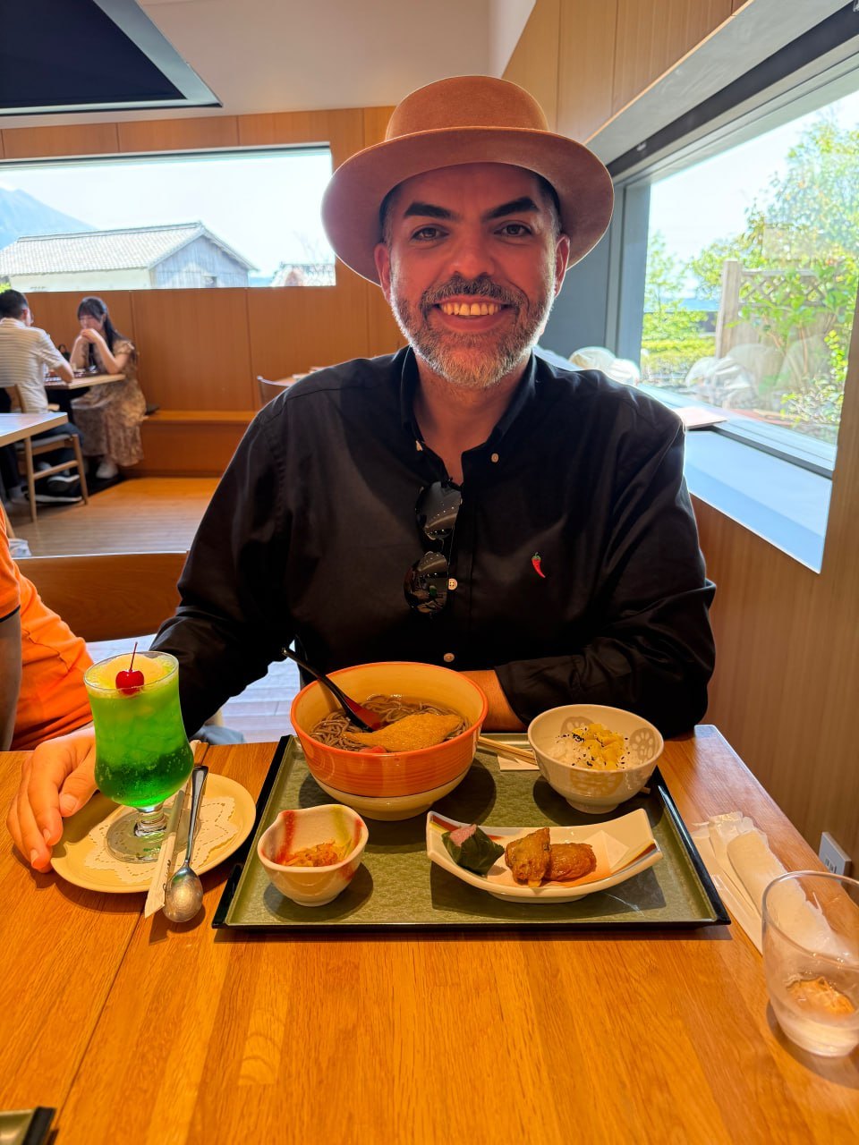Refeição japonesa servida em bandeja durante viagem da Rigue