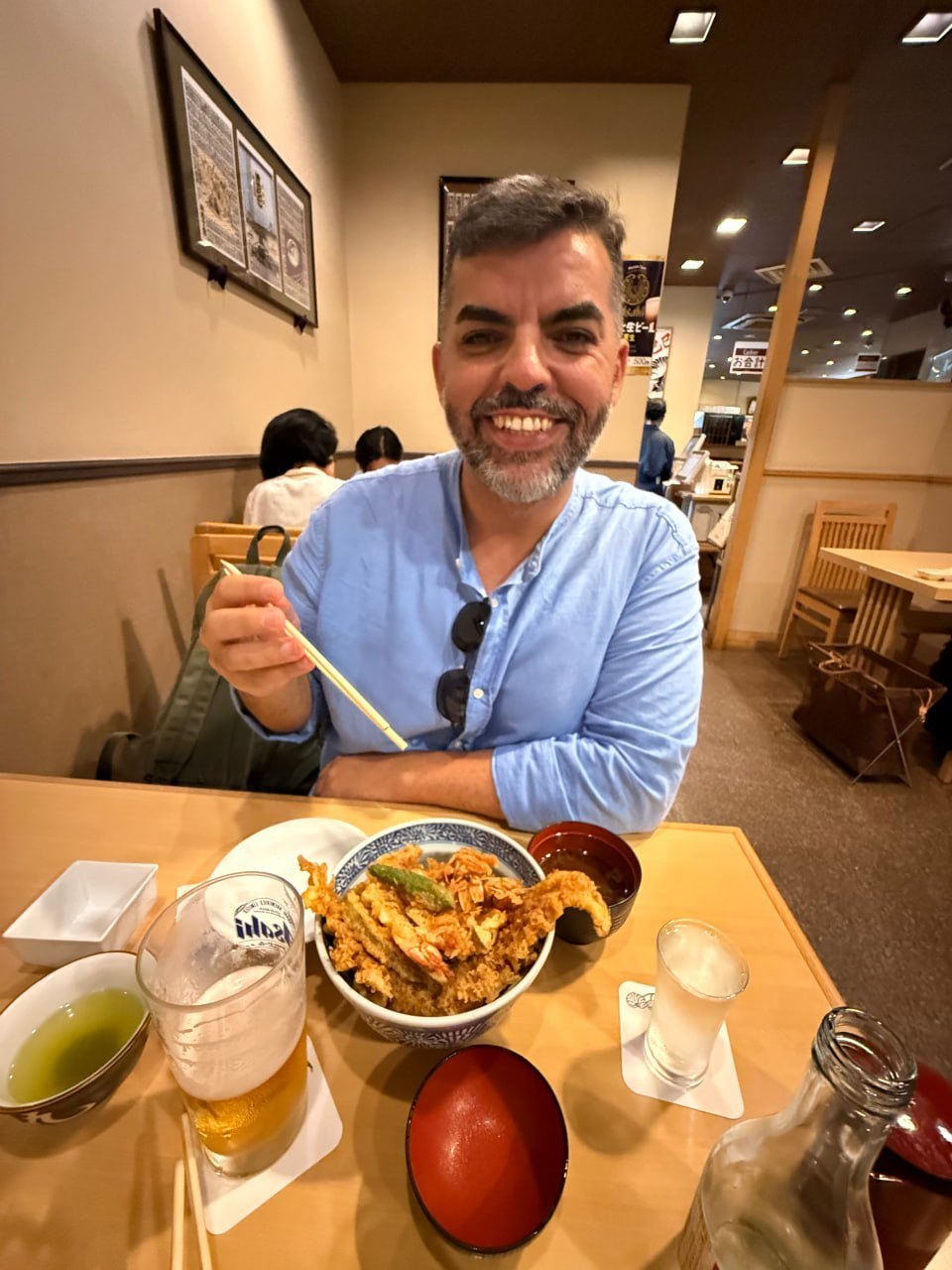 Refeição em restaurante local durante viagem ao Japão