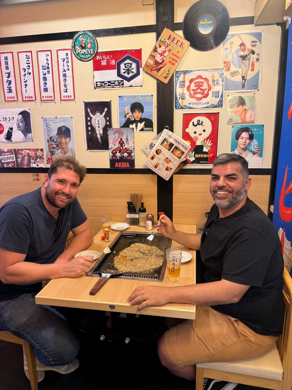 Grupo da Rigue em restaurante no Japão