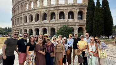 Viajar sozinho em grupo: por que muita gente escolhe a Rigue para não adiar uma viagem internacional