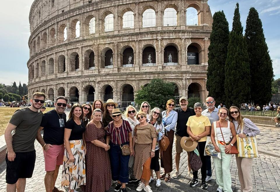 Viajar sozinho em grupo: por que muita gente escolhe a Rigue para não adiar uma viagem internacional