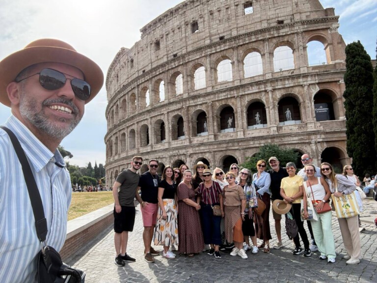 Bastidor do grupo da Rigue em frente ao Coliseu em Roma