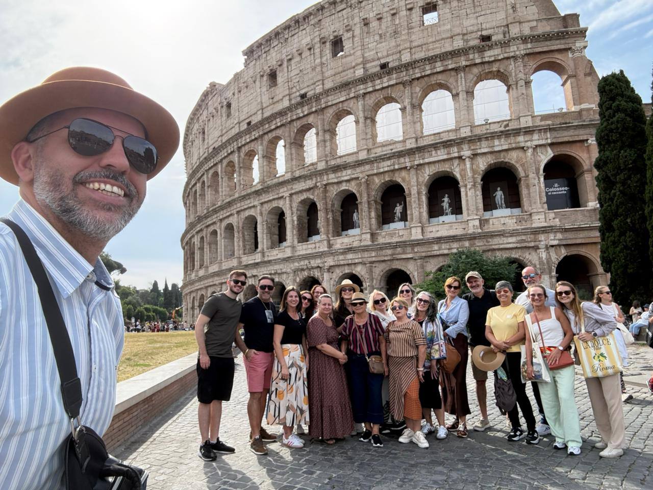 Grupo da Rigue em frente ao Coliseu, em Roma
