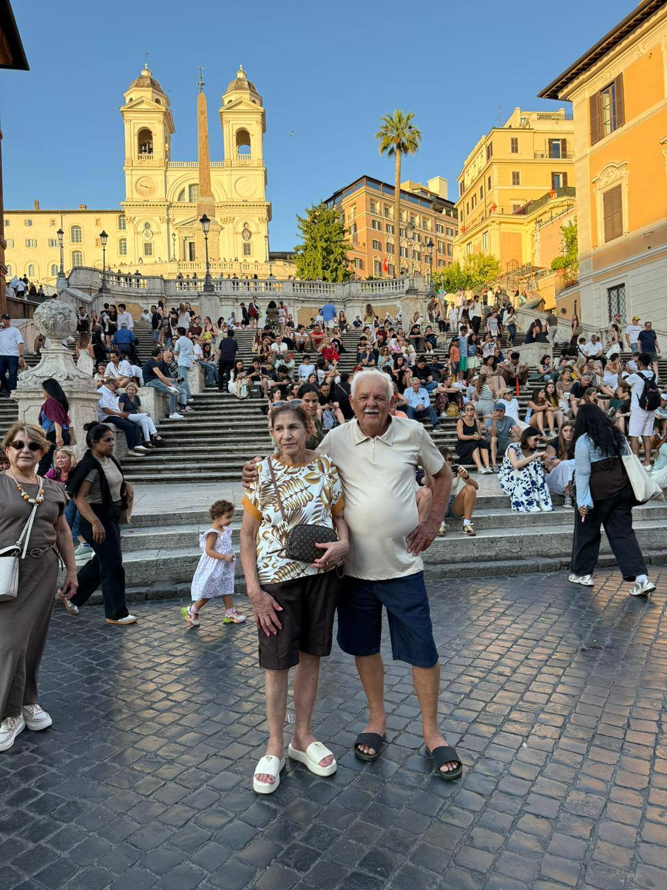 Casal de viajantes da Rigue na Escadaria da Praça da Espanha em Roma durante a Rota dos Impérios