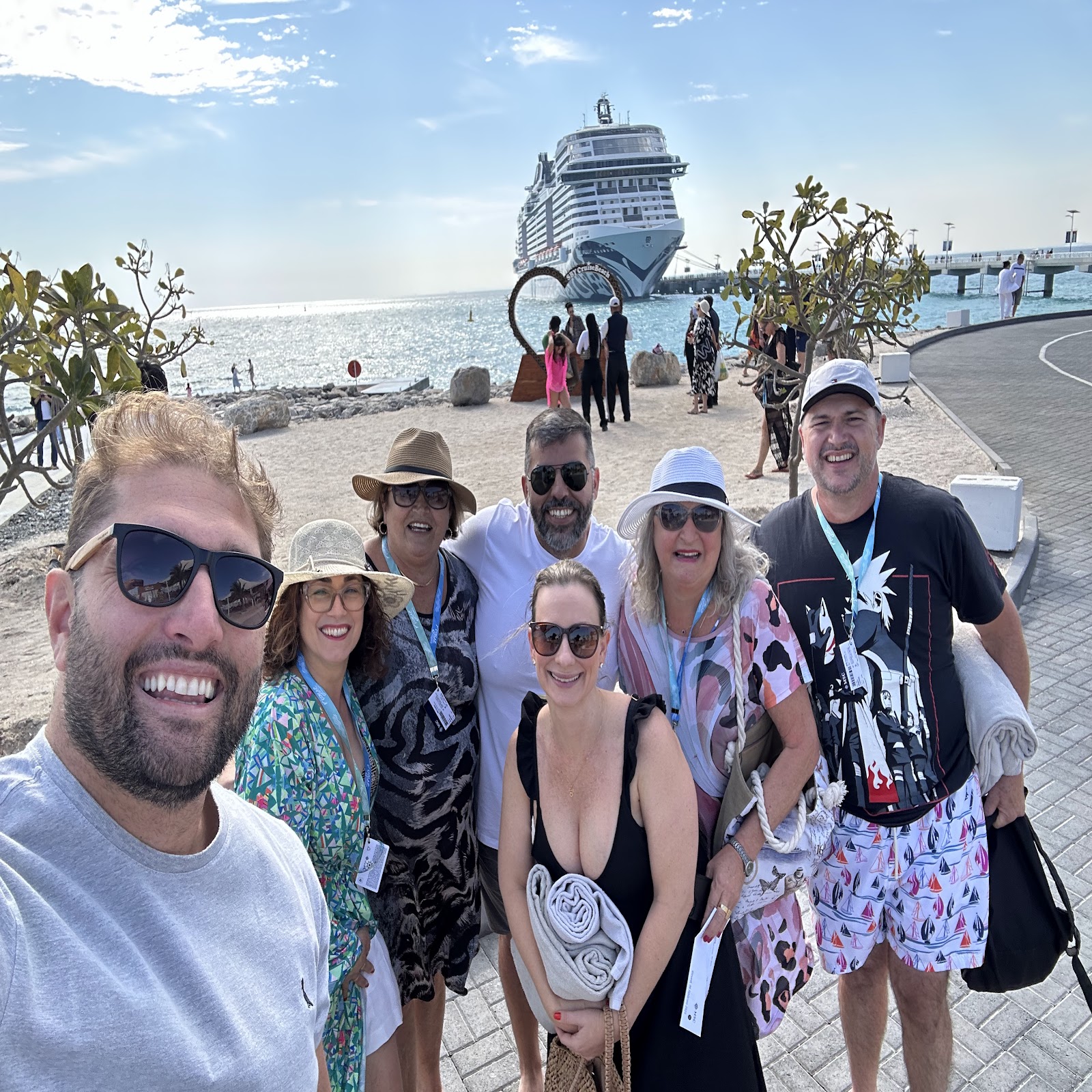Grupo Rigue em Sir Bani Yas com navio ao fundo
