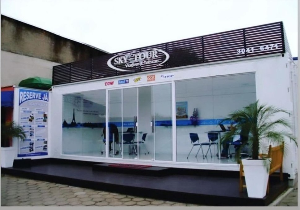 Primeira sede da Sky Tour Viagens em um container branco no bairro Fortaleza, em Blumenau