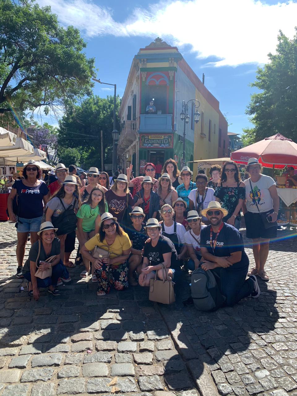 Equipe e passageiros da fase Sky Tour em uma das experiências organizadas pela agência