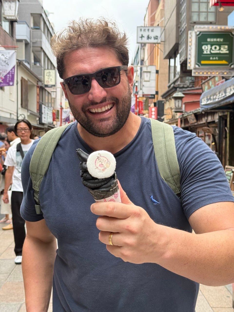 Viajante com sorvete no Japão durante experiência gastronômica
