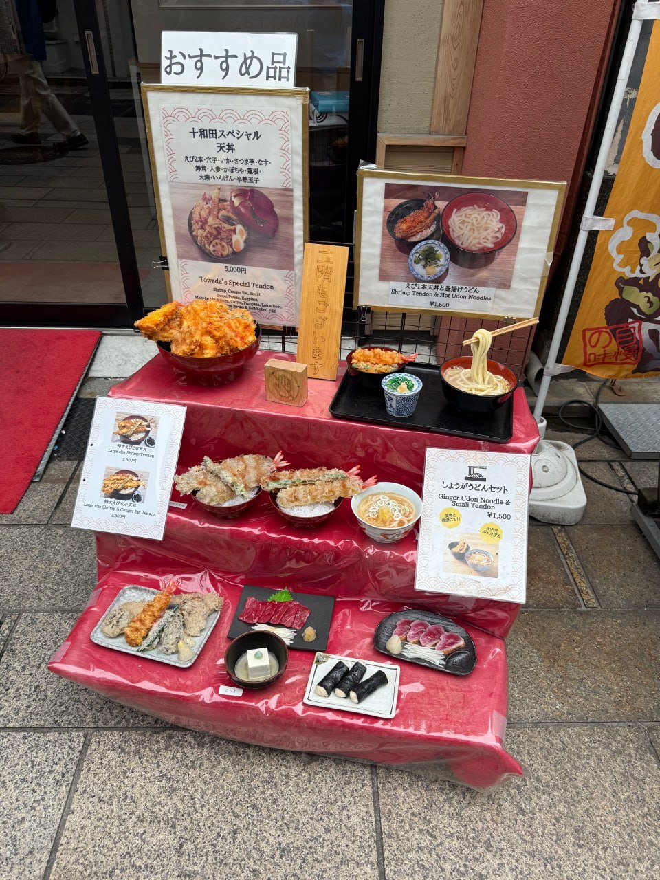 Vitrine com opções de pratos japoneses em restaurante no Japão