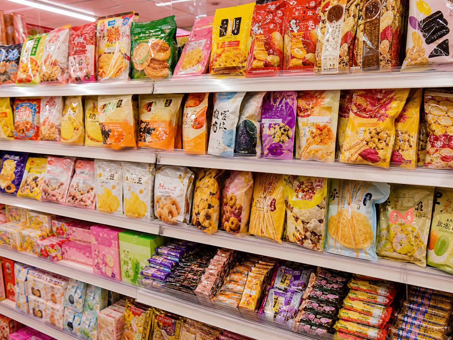 Snacks japoneses coloridos em prateleira de loja no Japão